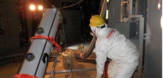 Pracovník měří hladinu vody v druhém reaktoru Fukušimy.