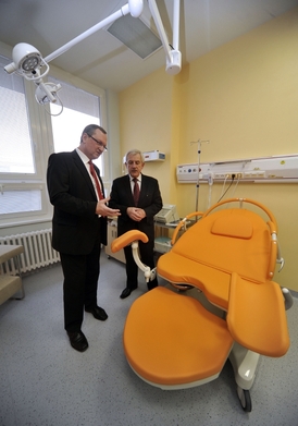 V jihlavské nemocnici byly na konci února za účasti ministra zdravotnictví Leoše Hegera (vpravo) otevřeny čtyři nové porodní pokoje, které se podobají obývacímu pokoji. Na snímku také poslanec a porodník jihlavské nemocnice Aleš Roztočil.
