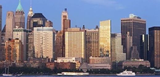 New York byl podle Economist Intelligence Unit nejlepším městem z hlediska konkureceschopnosti. Na snímku pohled od řeky Hudson na mrakodrapy na Manhattanu.