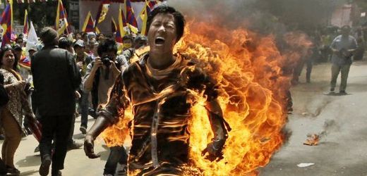 Tibeťan, který se zapálil na protest proti návštěvě čínského prezidenta Chu Ťin-tchaa v Indii, svým zraněním v nemocnici podlehl.