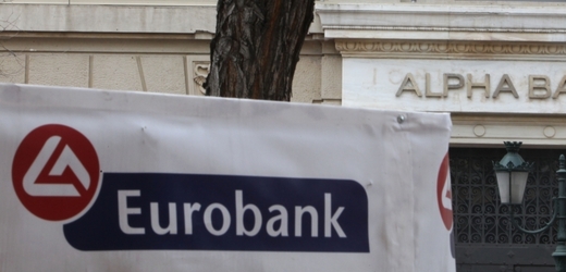 Z řeckých bank stále odplouvají peníze.