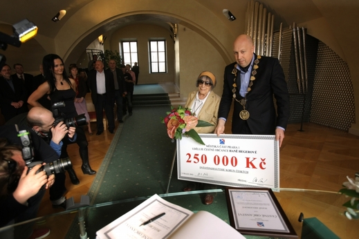 Hana Hegerová získala šek na 250 tisíc korun.