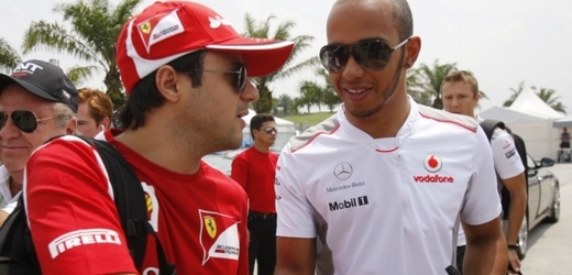 Felipe Massa z Ferrari (vlevo) s Lewisem Hamiltonem z McLarenu.