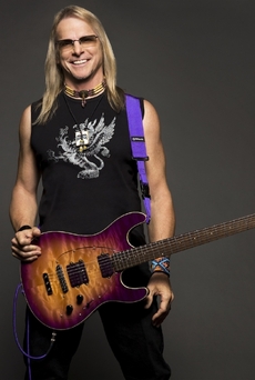 Steve Morse jinak hraje s Deep Purple.