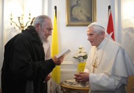 Papež se sešel s Fidelem Castrem.