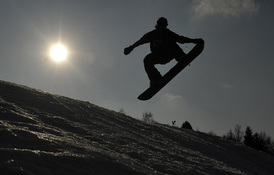 Snowboardisté často už přilby nosí (ilustrační foto).