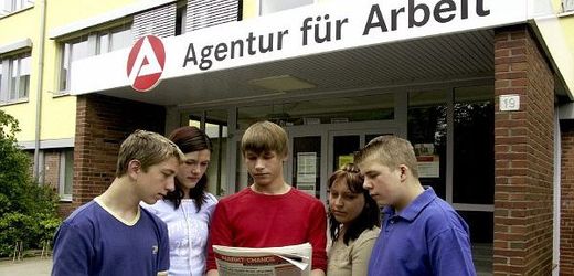 Mladí v Německu hledají práci.