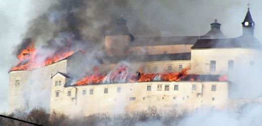 Čerstvě zrekonstruovaný hrad Krásná Hôrka zničil rozsáhlý požár v sobotu 10. března.