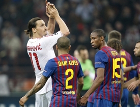 Útočník AC Milán Zlatan Ibrahimovič (v bílém) děkuje po zápase fanouškům.