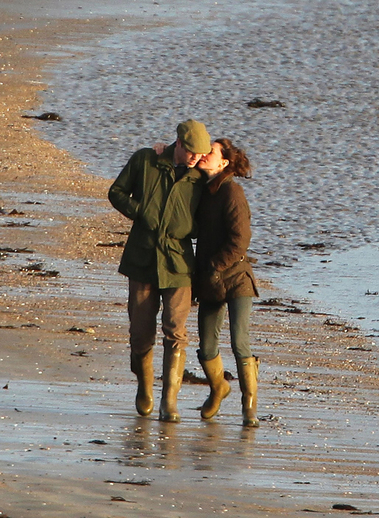 Dvanáctého ledna letošního roku vyrazil pár na večerní procházku po pláži Newborough. William věnoval Kate ke 30. narozeninám, které oslavila 9. ledna, štěně kokršpaněla. Na snímku se k němu Kate naklání, aby ho políbila na tvář. 