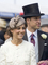 William a Kate dodržují zvyky. Čtvrtého června 2011 se zúčastnili dostihů v britském Epsomu v šatech s tradičními doplňky - Kate nechyběl elegantní klobouček, Williamovi zase frak a cylindr.