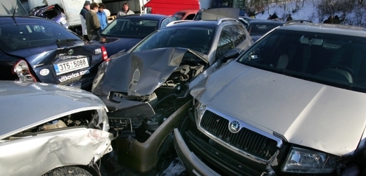 Zda tuto hromadnou nehodu zavinil řidič narozený ve znamení Berana, se nám nepovedlo zjistit (ilustrační foto). 