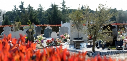V této muslimské části hřbitova na předměstí Toulouse měl být Merah pohřben.