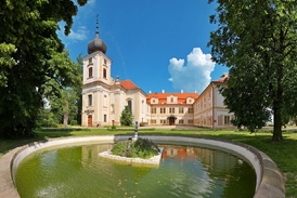 Exteriér zámku Loučeň.