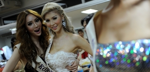 Jenna Talacková (vpravo) se svou kolegyní z Jižní Koreje, se kterou se zúčastnila thajské soutěže krásy transsexuálek.