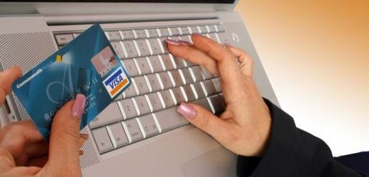 Zákazníci internetových obchodů stále častěji platí pomocí karty nebo při osobním odběru zboží v kamenných pobočkách internetových obchodů.