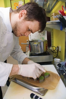Jan Horký kontroluje brokolicovou pannacottu.