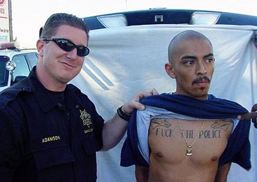 Tenhle kriminálník s hanlivým tetováním o policistech na hrudi to asi ve vězení nebude mít lehké. Tedy alespoň u bachařů.