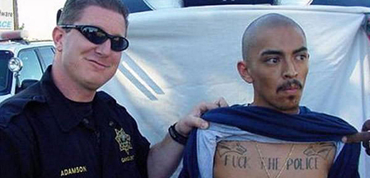 Tenhle kriminálník s hanlivým tetováním o policistech na hrudi to asi ve vězení nebude mít lehké. Tedy alespoň u bachařů.