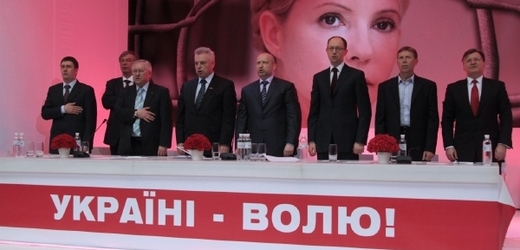 Předáci ukrajinských opozičních formací na sjezdu strany Vlast. Arsenij Jaceňuk je třetí zprava. 