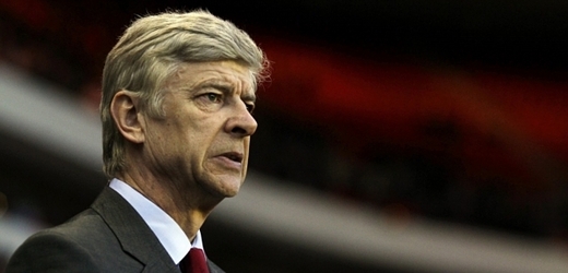 Trenér fotbalistů Arsenalu Arséne Wenger nesmí tři zápasy na lavičku.