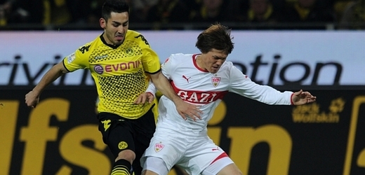 Ilkay Guendogan z Dortmundu (vlevo) bojuje se Sakaiem Gotokuem ze Stuttgartu.