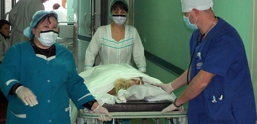 19. březen: lékaři převážejí Oksanu Makarovou v nemocnici v Doněcku. Dívka nakonec boj o život prohrála.