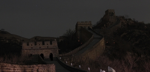 Kromě Petřínské rozhledny nebo žižkovského vysílače v Praze  zhasly další slavné stavby po celém světě. Na snímku Velká čínská zeď.