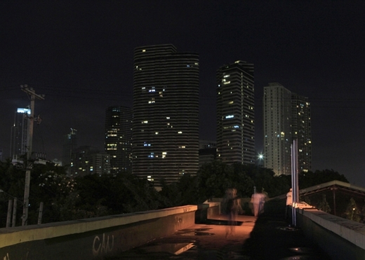 Manila, Filipíny. V rámci Hodiny Země zhaslo i pouliční osvětlení.