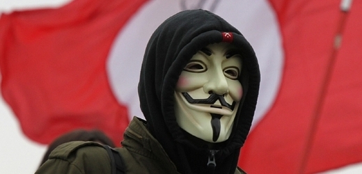 Stoupenec hnutí Anonymous s typickou maskou Guye Fawkese (ilustrační foto).