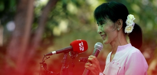 O poslanecký mandát usiluje také vůdkyně barmské opozice a nositelka Nobelovy ceny za mír Aun Schan Su Ťij.