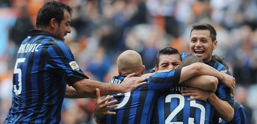 Fotbalisté Interu Milán slaví gól proti Janovu.