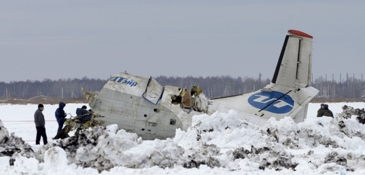 Nedaleko ruského sibiřského města Ťumeň se v pondělí krátce po startu zřítilo letadlo se 43 lidmi na palubě.