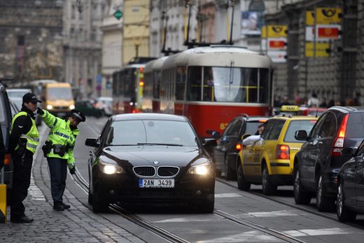 Z Jindřišské ulice (na snímku) mířila marně řada aut na Václavské náměstí.