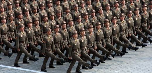 Severní Korea snížila minimální požadovanou výšku pro vojáky odváděné do armády.