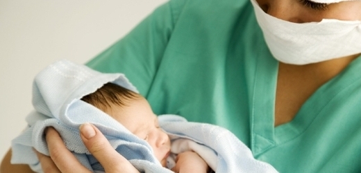 Porod je sice bezpečnější, ale ženy na něj potřebují více času, tvrdí studie.