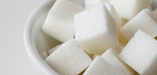 Lidé v současnosti spotřebují denně mnohem více cukru než v historii. Průměrná spotřeba se rovná spořádání deseti pomerančů.