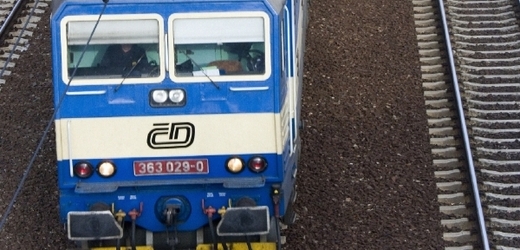 Vlaky z Ústí na Chomutov nejezdí, někdo ukradl napájecí kabely (ilustrační foto).