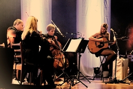 Anetu Langerovou doprovodí smyčcové trio.
