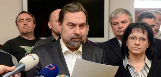 Předseda VV Radek John čte prohlášení grémia strany.