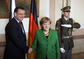 Oficiální přijetí německé kancléřky premiérem Petrem Nečasem. (Foto: Robert Sedmík)