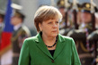Nečas a Merkelová v úvodu jednání krátce debatovali mezi čtyřma očima. Následoval společný oběd za účasti členů delegace. (Foto: Robert Sedmík)