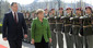 Merkelové vzdala poctu čestná stráž. (Foto: ČTK)