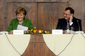 Merkelová s Nečasem během diskuze se studenty Právnické fakulty v Praze. Tématem byla budoucnost Evropské unie. (Foto: ČTK)