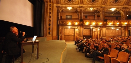 Peter Greenaway při vystoupení v Praze.