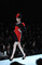Modelka s červenočerných šatech na přehlídce v čínském Pekingu. (Foto: profimedia.cz)