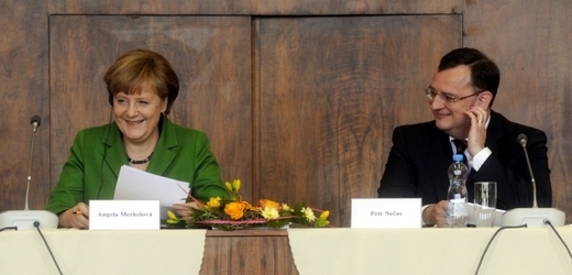 Petr Nečas a Angela Merkelová na setkání se studenty Právnické fakulty UK.