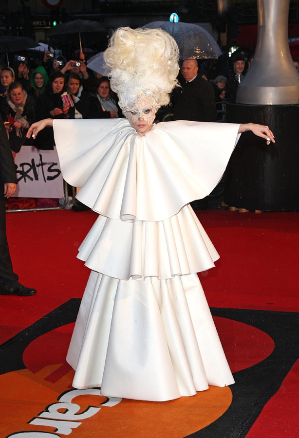 Zástupcem všech hollywoodských strašidel (a zvláště na tomto snímku) je bezpochyby zpěvačka Lady Gaga.