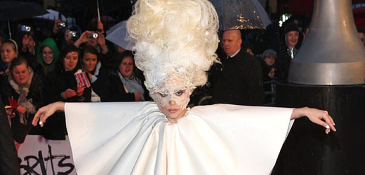 Zástupcem všech hollywoodských strašidel (a zvláště na tomto snímku) je bezpochyby zpěvačka Lady Gaga.