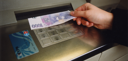 Banky letos vybraly na poplatcích už deset miliard korun.